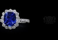 Leon Megé bespoke Lotus™ halo ring with elongated cushion sapphire and natural diamonds r7272