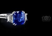 Leon Megé precision-made bespoke three-stone ring with Kashmir sapphire and diamond trapezoids r8649