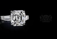 Leon Megé classic three-stone ring with Asscher cut diamond and tapered baguettes in platinum r8076